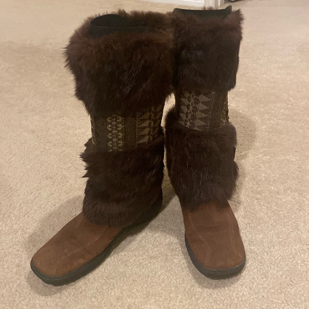 Soft fury boots size 6M